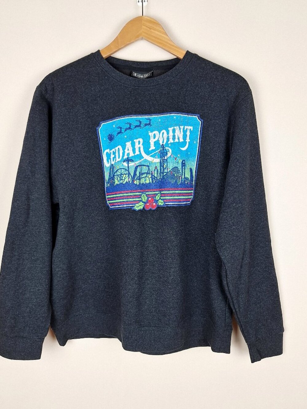 Cedar Point Christmas Sweatshirt Womens Size L. Gray Rollercoaster Santa Sleigh